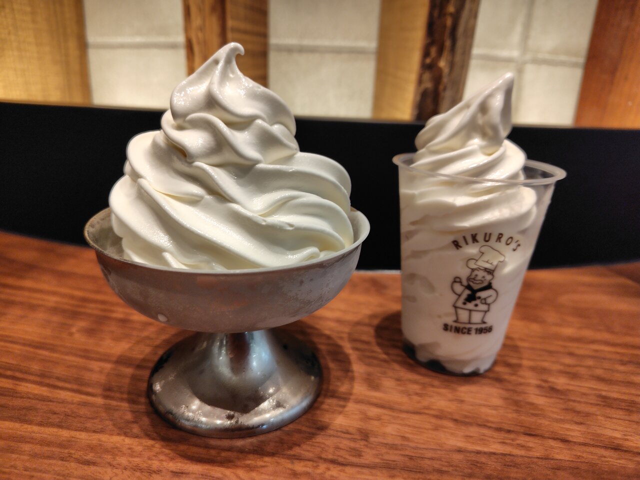（左から）カフェ向けとテイクアウトの「りくろーおじさんのソフトクリーム」（９月24日、大阪市北区）