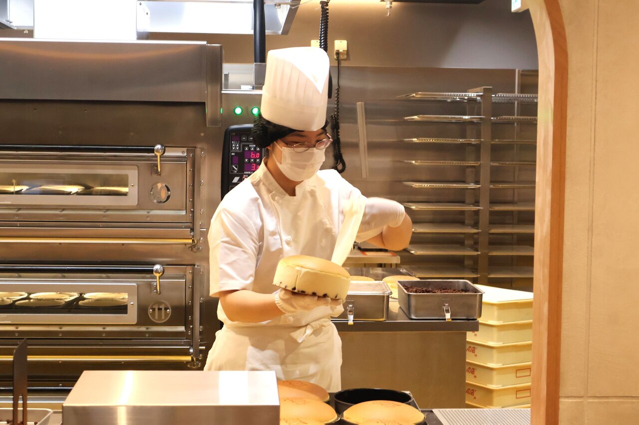 次々と焼きあがるチーズケーキ（９月24日、大阪市北区）