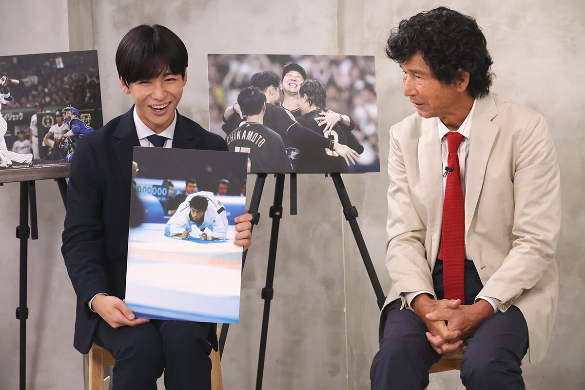 左から）秦令欧奈アナ、青木紘二