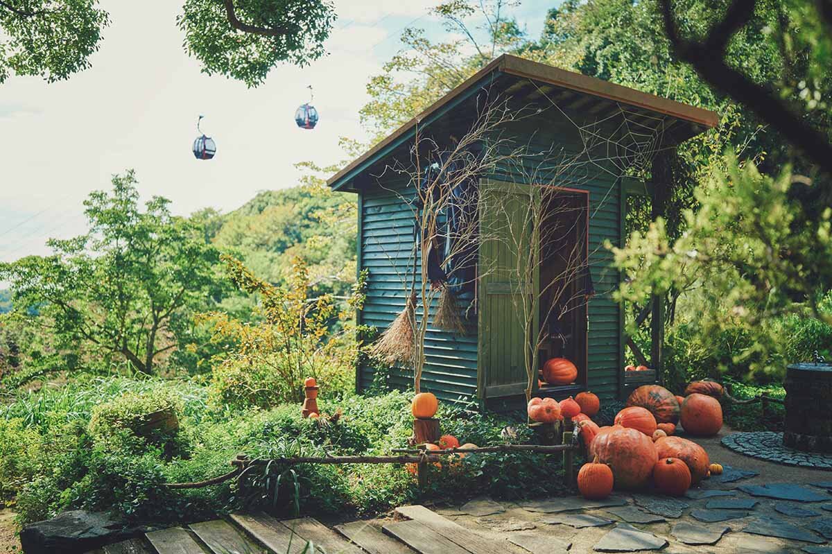 「神戸布引ハーブ園」の四季の庭-おもてなしの庭- ガーデンシェッド（小屋）