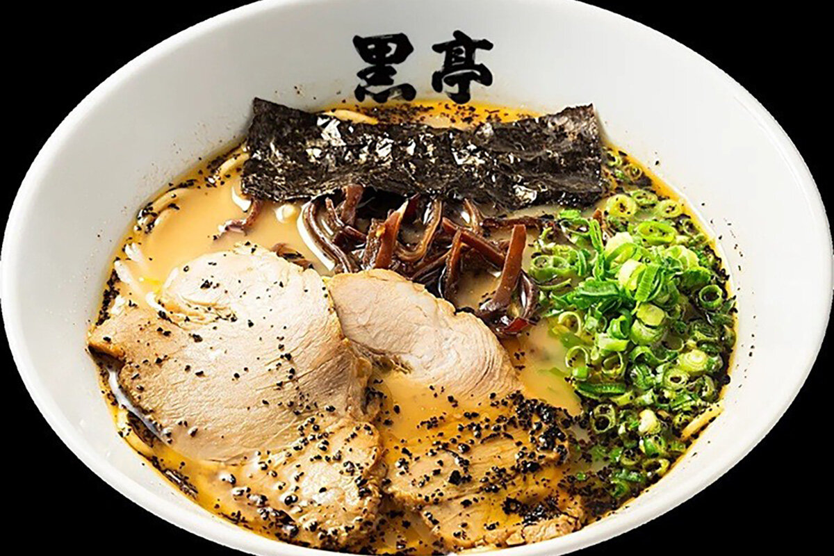 1957年創業、地元民から絶大な支持を集める熊本「黒亭」の黒亭ラーメン（990円）
