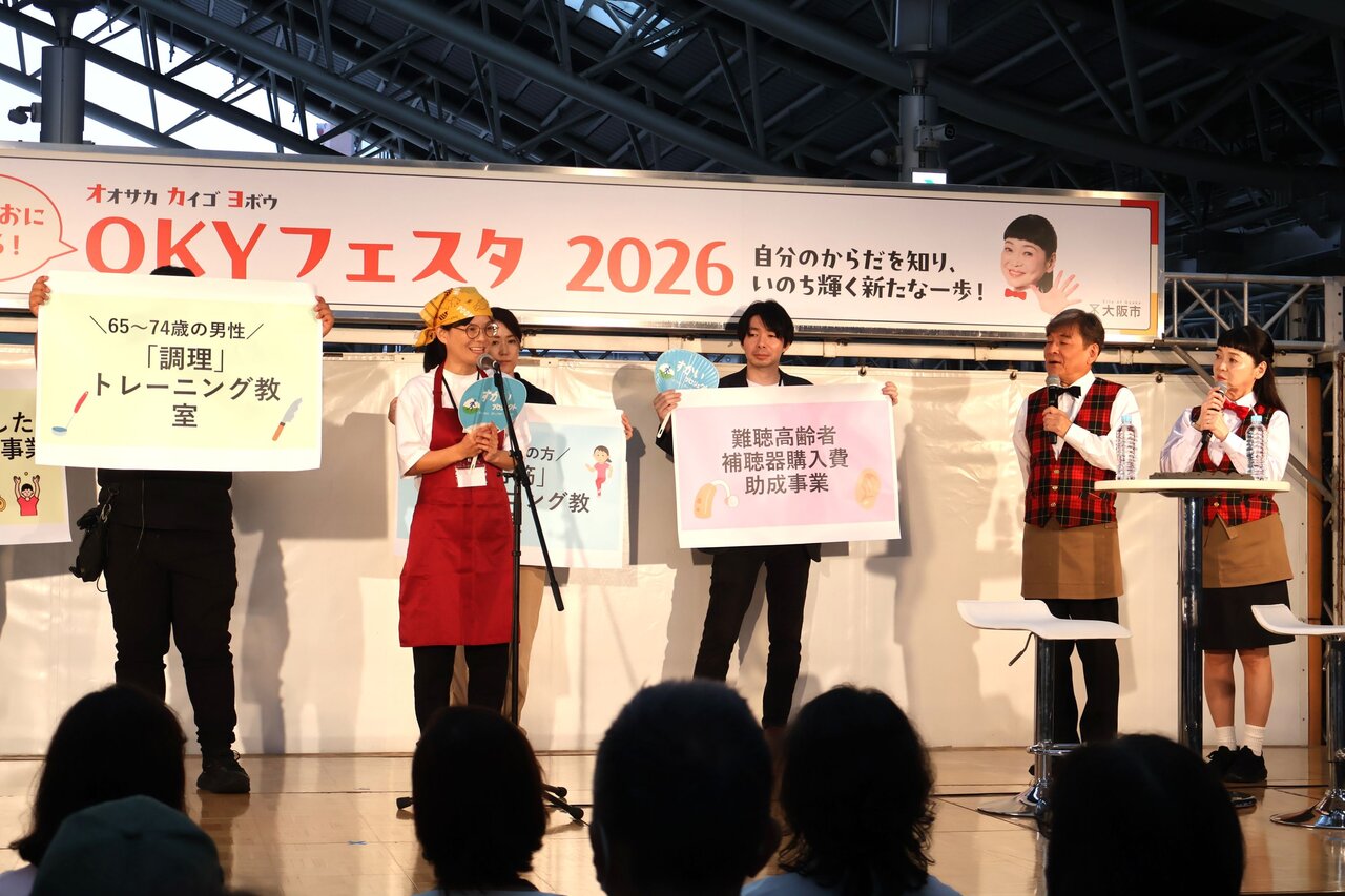 大阪市の65～74歳の男性を対象とした「調理」トレーニング教室に興味を示す内場勝則さん（９月27日、大阪市北区）