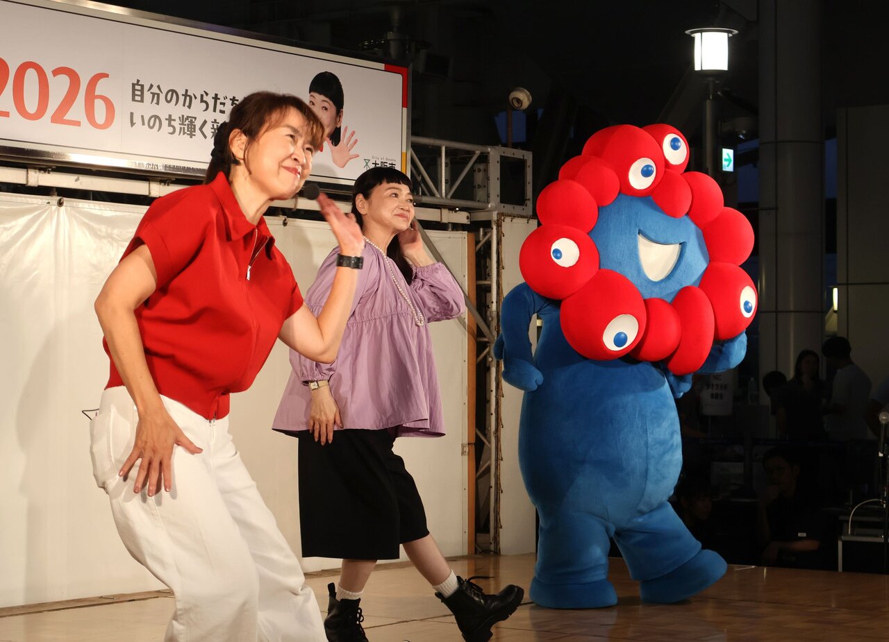 フィットネスダンスを踊る（左から）岡本香代子さん、未知やすえさん、ミャクミャク（９月27日、大阪市北区）