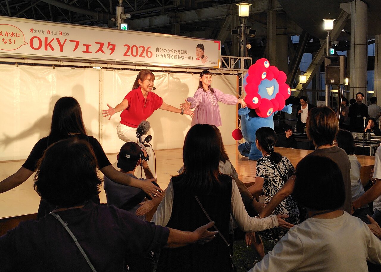 70人とフィットネスダンスに挑戦するミャクミャク（９月27日、大阪市北区）
