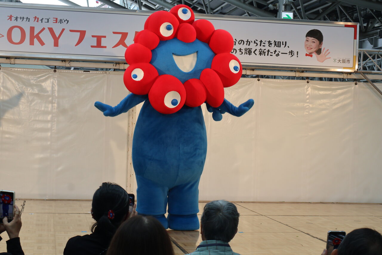 グリーティングに登場したミャクミャク（９月27日、大阪市北区）
