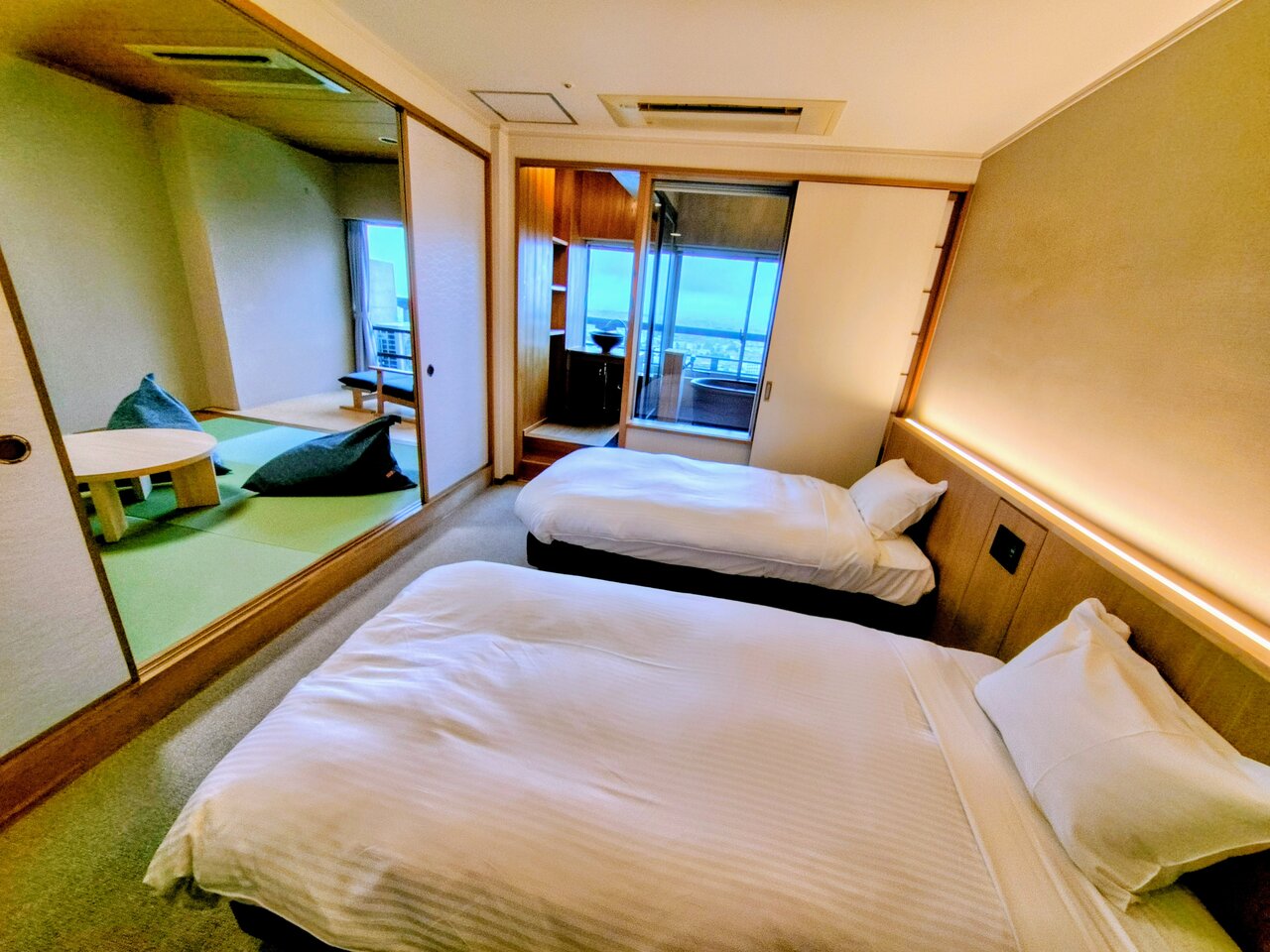 スイート和洋室ツインビューバス付の部屋（９月29日、大阪府箕面市）