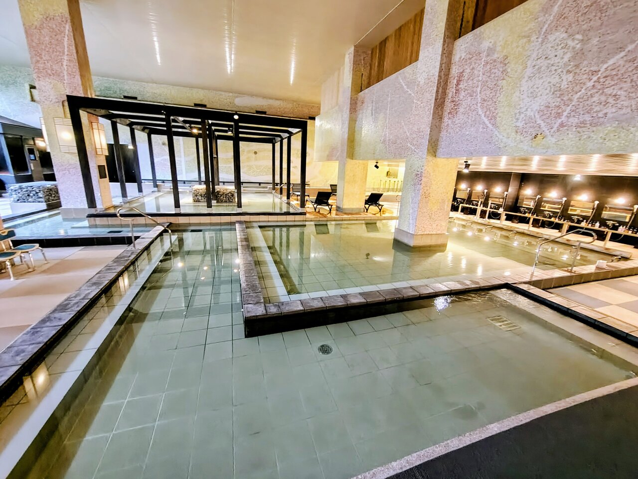 開放感たっぷりな「やぐら檜の湯」（９月29日、大阪府箕面市）