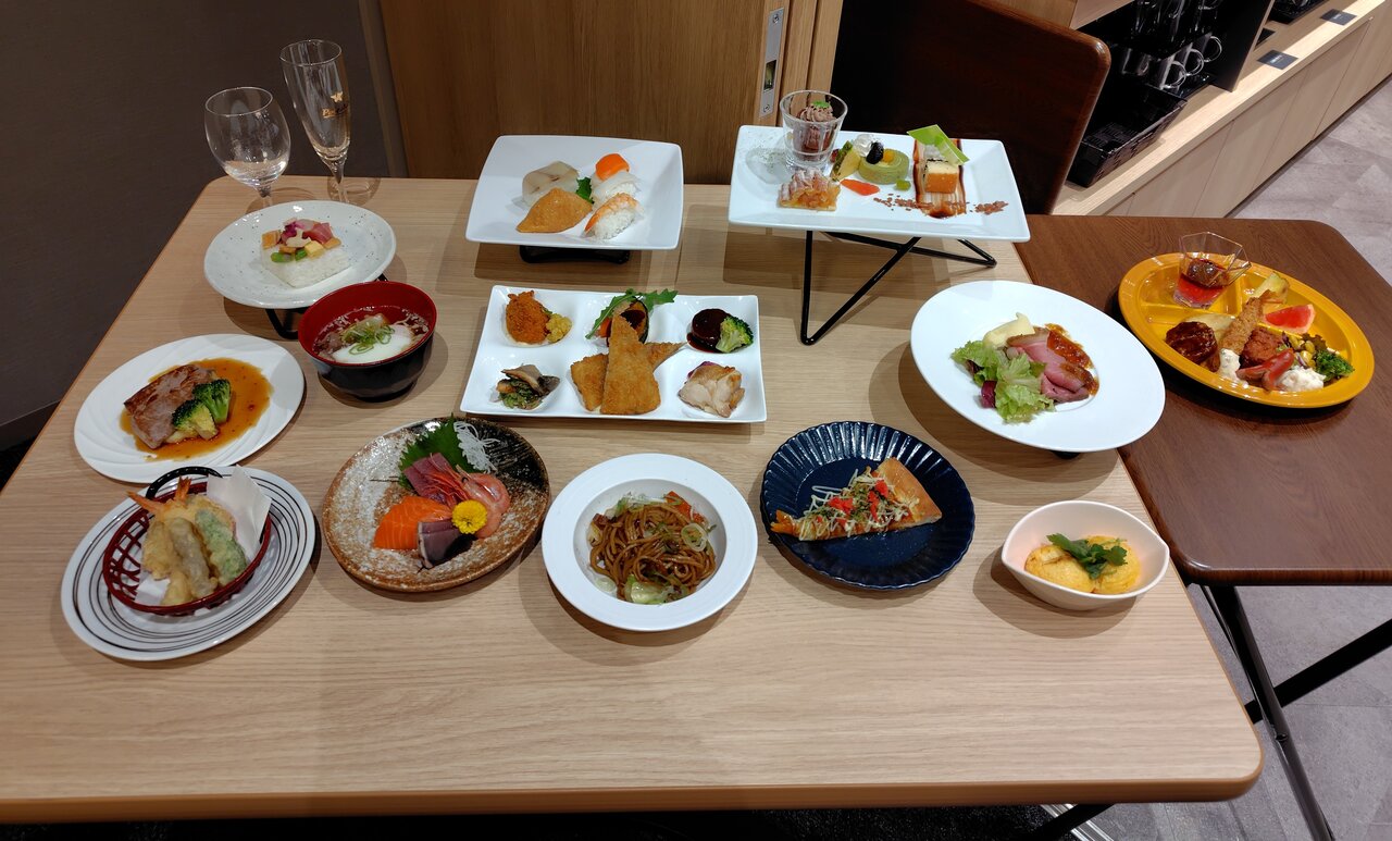 レストラン「GRAND DINING」のビュッフェ（９月29日、大阪府箕面市）