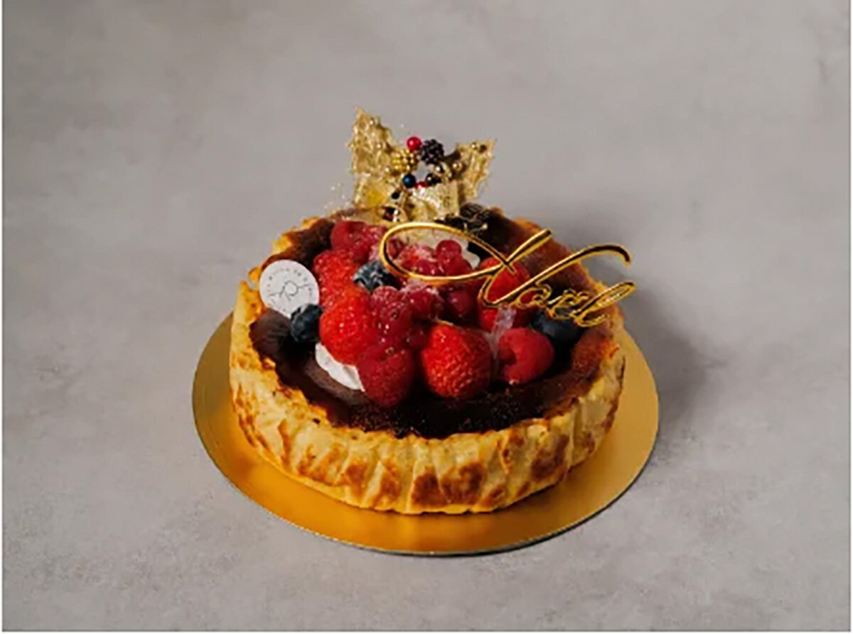 甘酸っぱいベリーでドレスアップした、クリスマス仕様の「バスクチーズケーキ」（大丸梅田店 店頭受取：12月24日・25日受取のみ、5,500円・税込）
