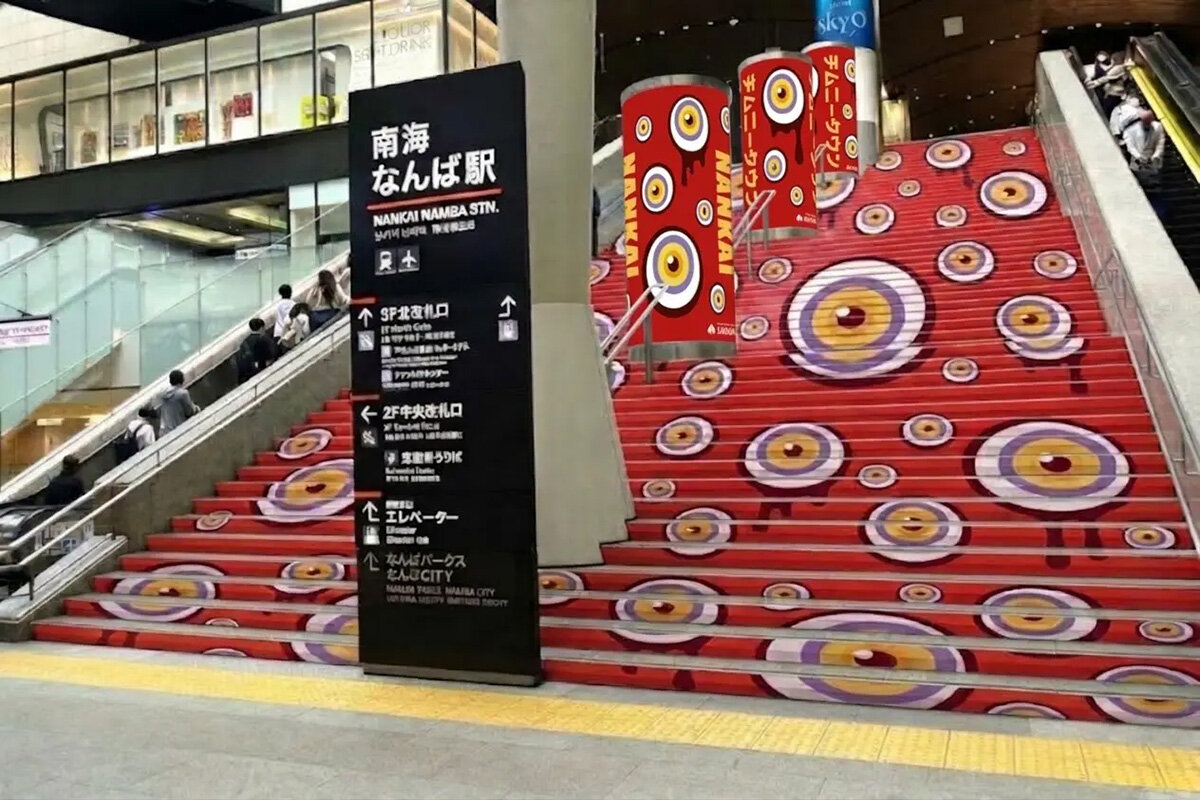 ダイナミックな吹き抜け空間の南海「難波駅」大階段も、「目玉」でラッピング仮装されます