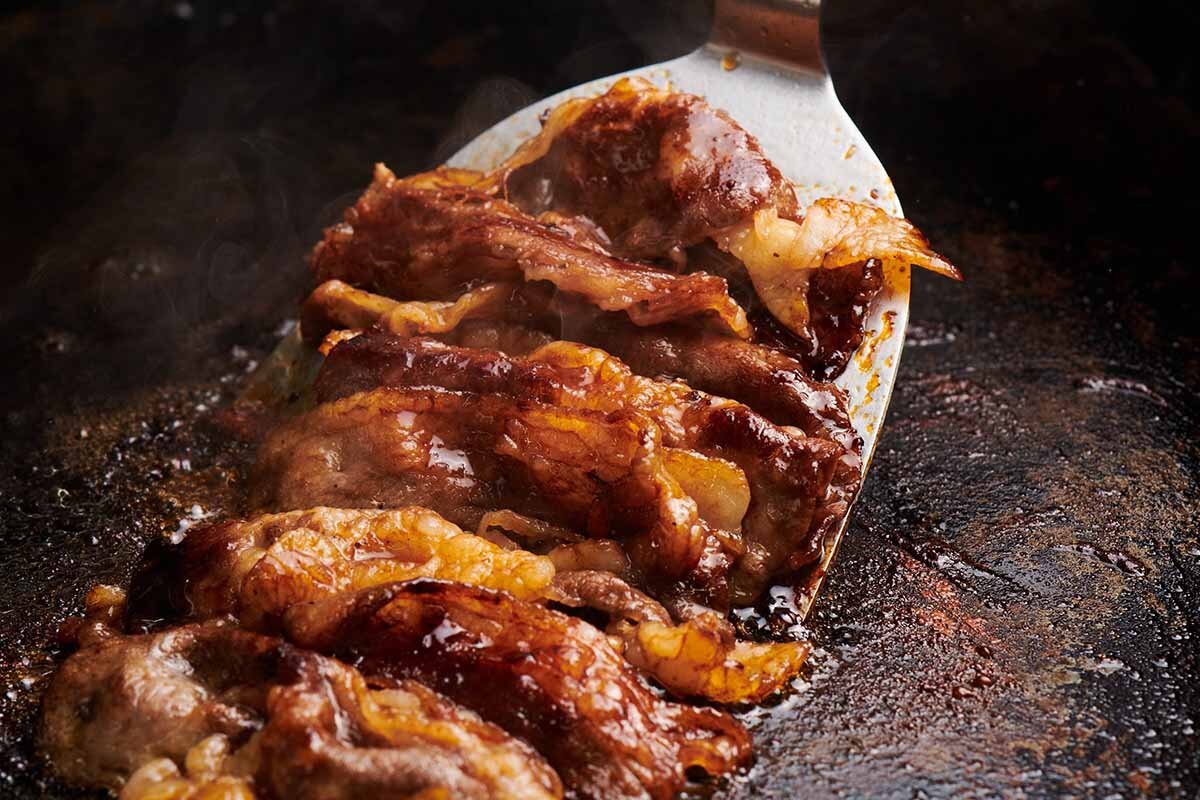 熱々の鉄板皿で楽しめる「鉄板焼肉定食」は、タレの香ばしい香りとジュージュー鳴る音が食欲をそそる