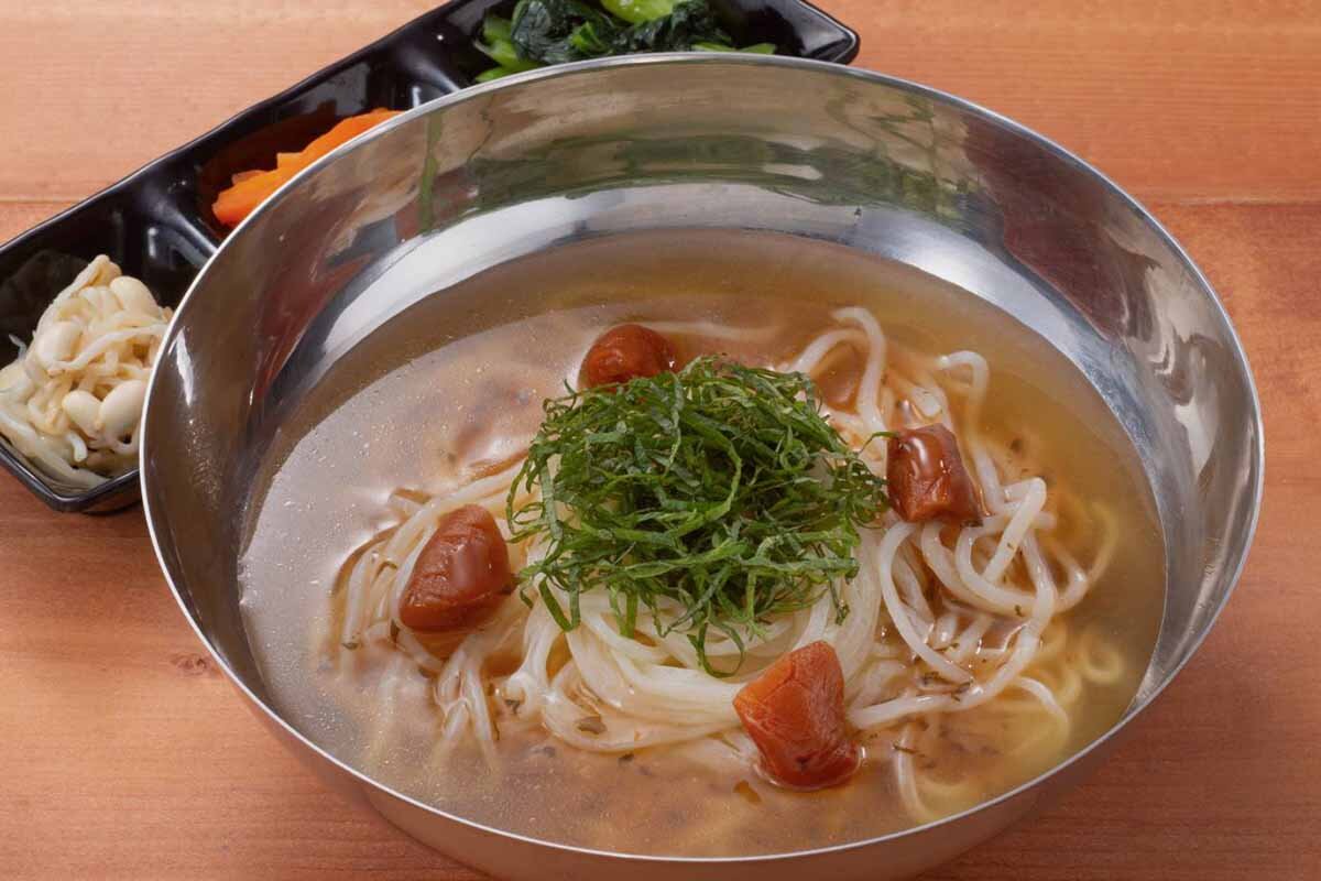 「梅しそ冷麺（3種ナムル付き）」（858円）