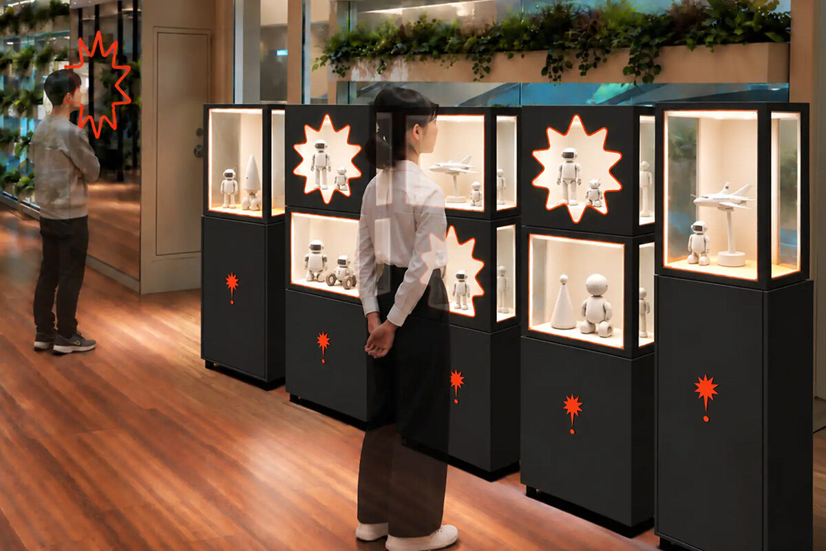 通路に点在するフィギュア展示ショーケース「16階 東エスカレーター横」
