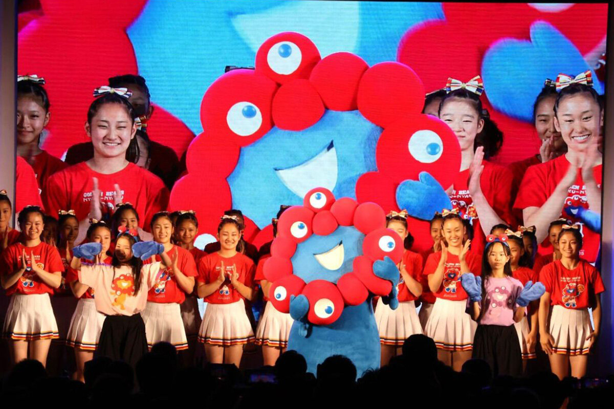 箕面自由学園高校チアリーダー部「GOLDEN BEARS」と「ミャクダンス」を踊るミャクミャク（2026年10月11日、ATCホール）