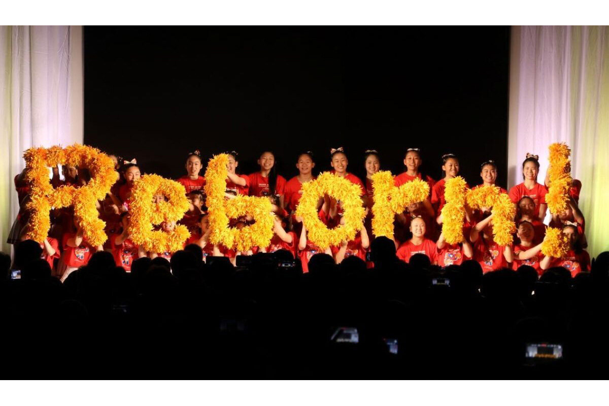 ステージに華を添えた箕面自由学園高校チアリーダー部「GOLDEN BEARS」（2026年10月11日、ATCホール）