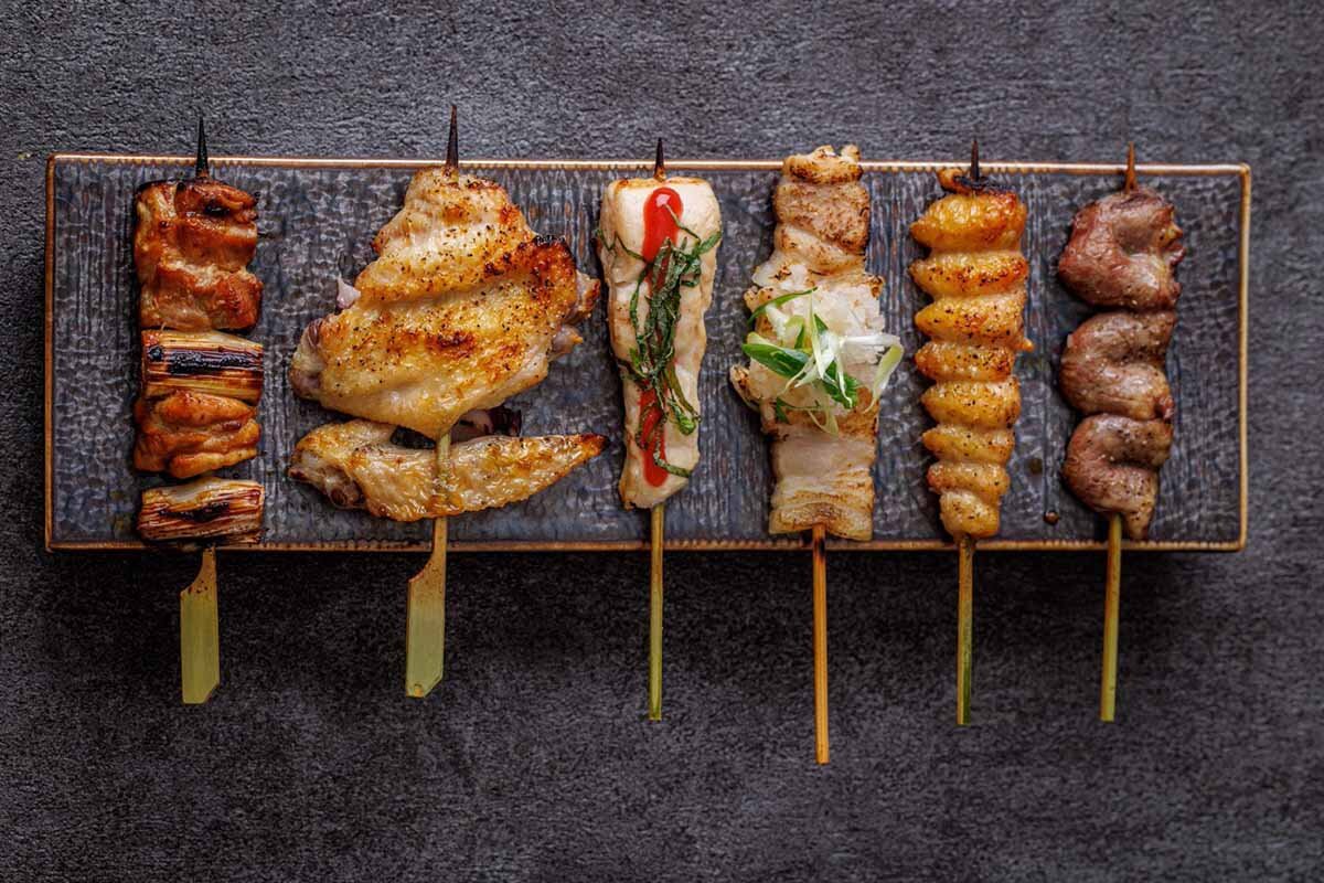 熟練の技術で焼き上げる“炭火焼鳥”