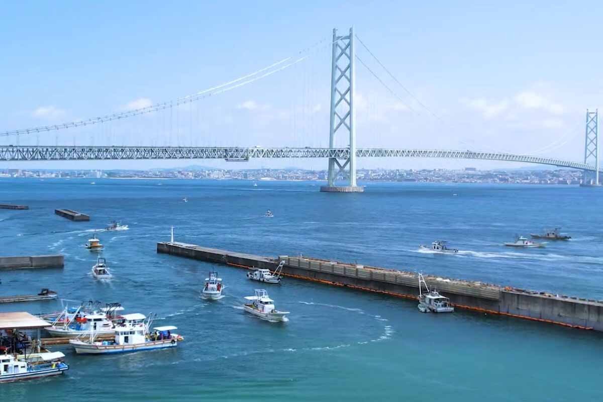 岩屋漁港からしらす漁へと向かう漁船