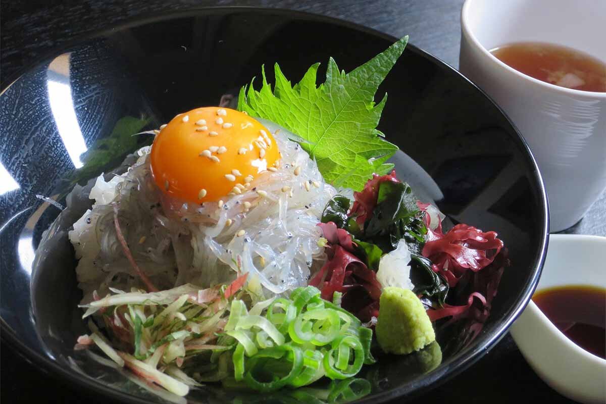 「海峡楼」の「生しらす丼」（1,280円）