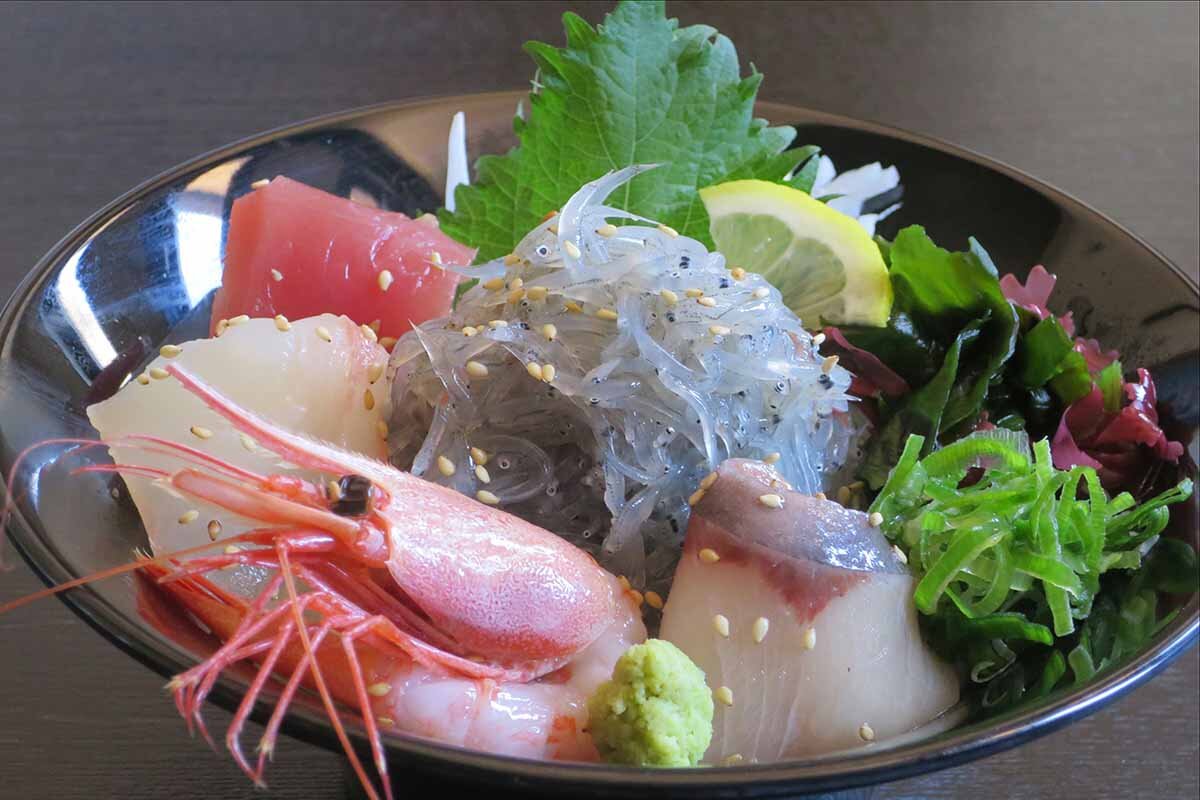 「海峡楼」の「海鮮生しらす丼」（1,580円）