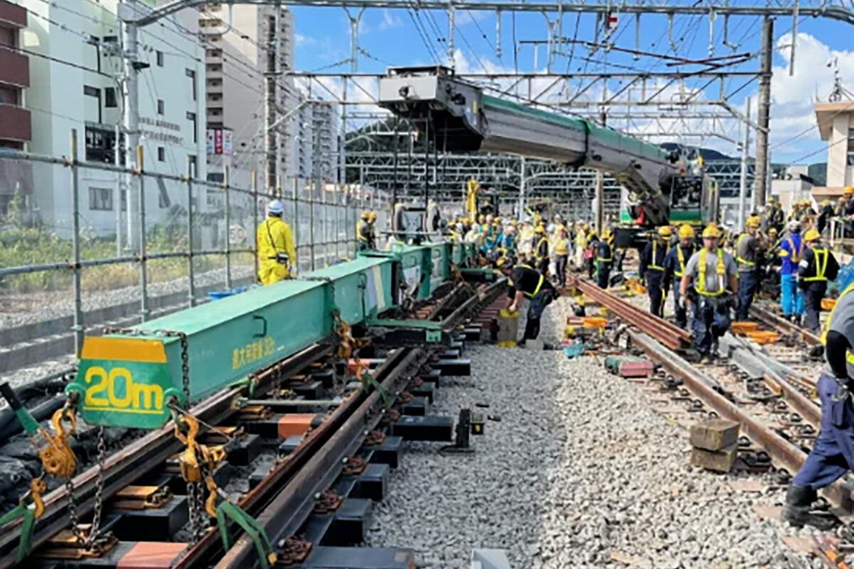 「鉄道クレーン車（KRC810N）」による施工の様子