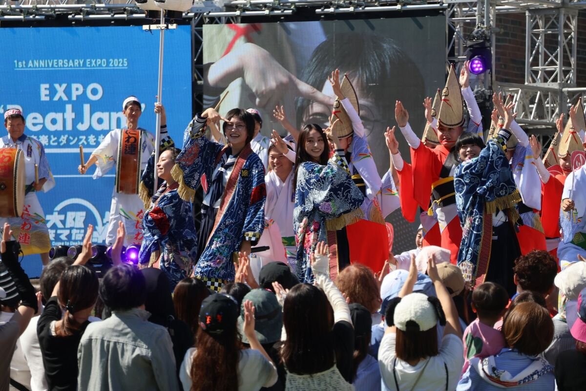 阿波踊りチーム（なにわ連）とコラボする「新しい学校のリーダーズ」（2026年10月13日、USJ）