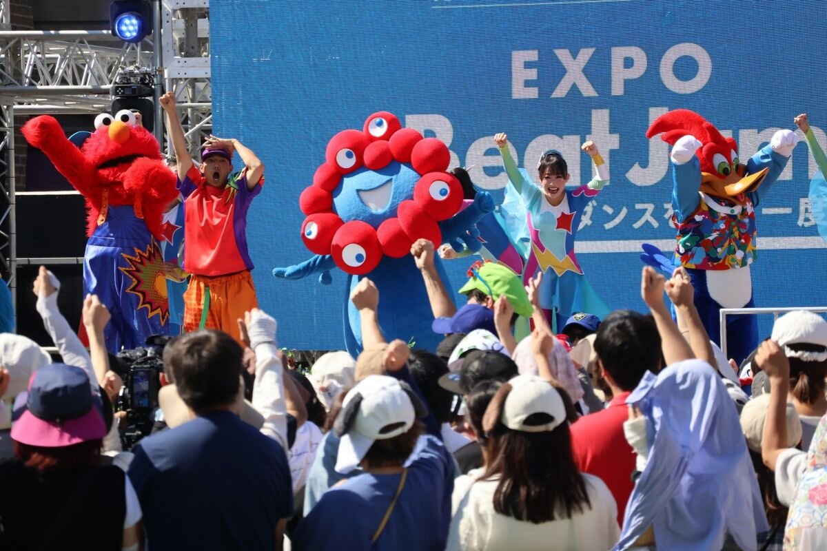 USJのパークの仲間たちとコラボステージを披露するミャクミャク（2026年10月13日、USJ）