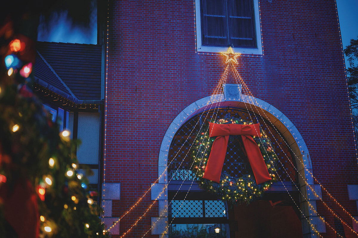 直径約3mのウェルカムリースと赤いリボンが、古城のクリスマスへお出迎え（神戸布引ハーブ園／ロープウェイ、神戸市中央区）