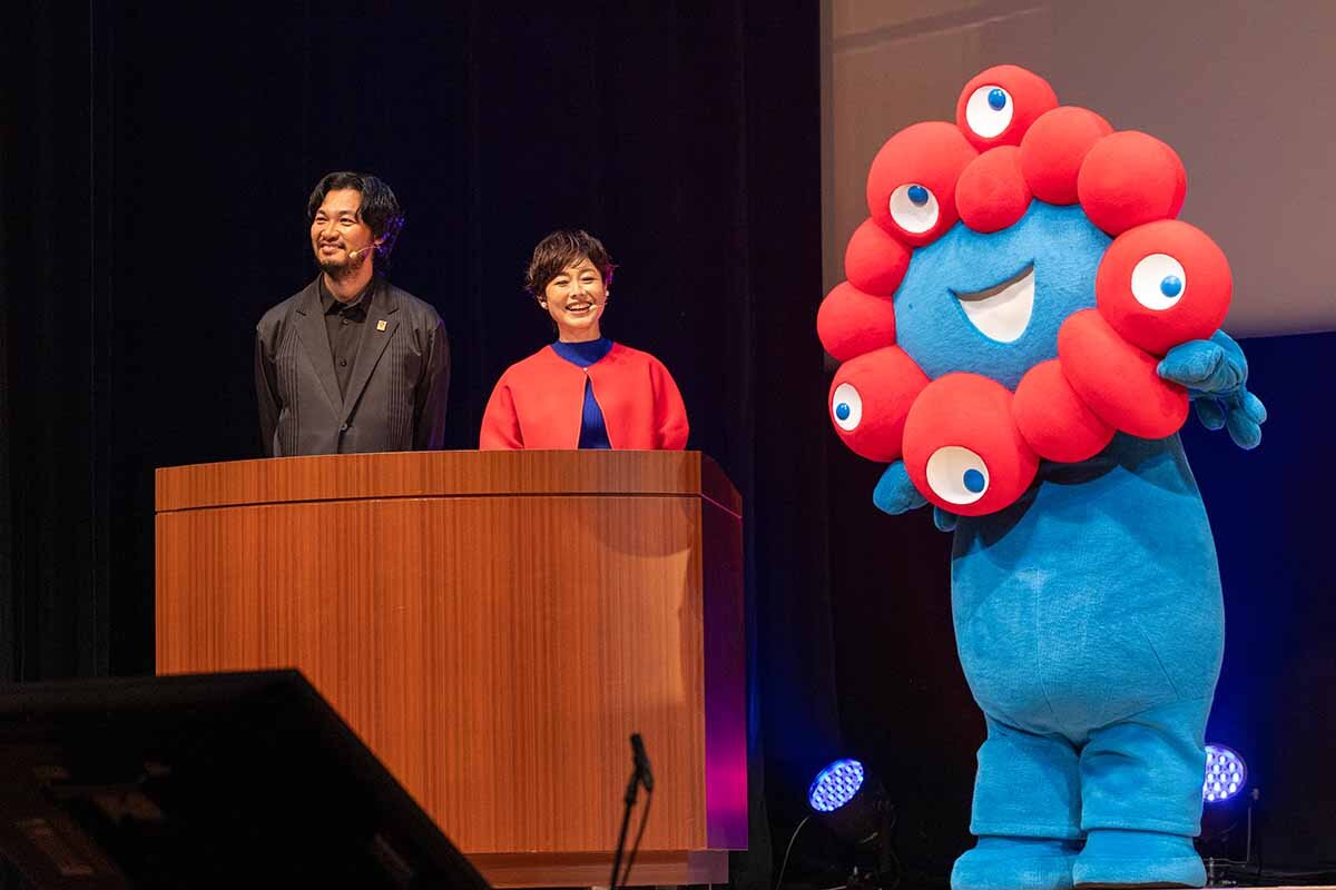 『EXPO2025 Futures Summit』でMCを務めた青木崇高（左）と有働由美子、会場を盛り上げたミャクミャク　画像提供：2025年日本国際博覧会協会