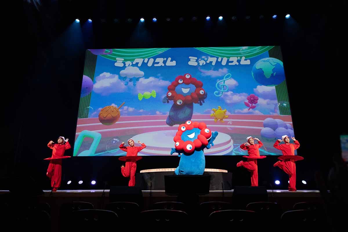 テーマソングとともにミャクダンスを披露したミャクミャク　画像提供：2025年日本国際博覧会協会