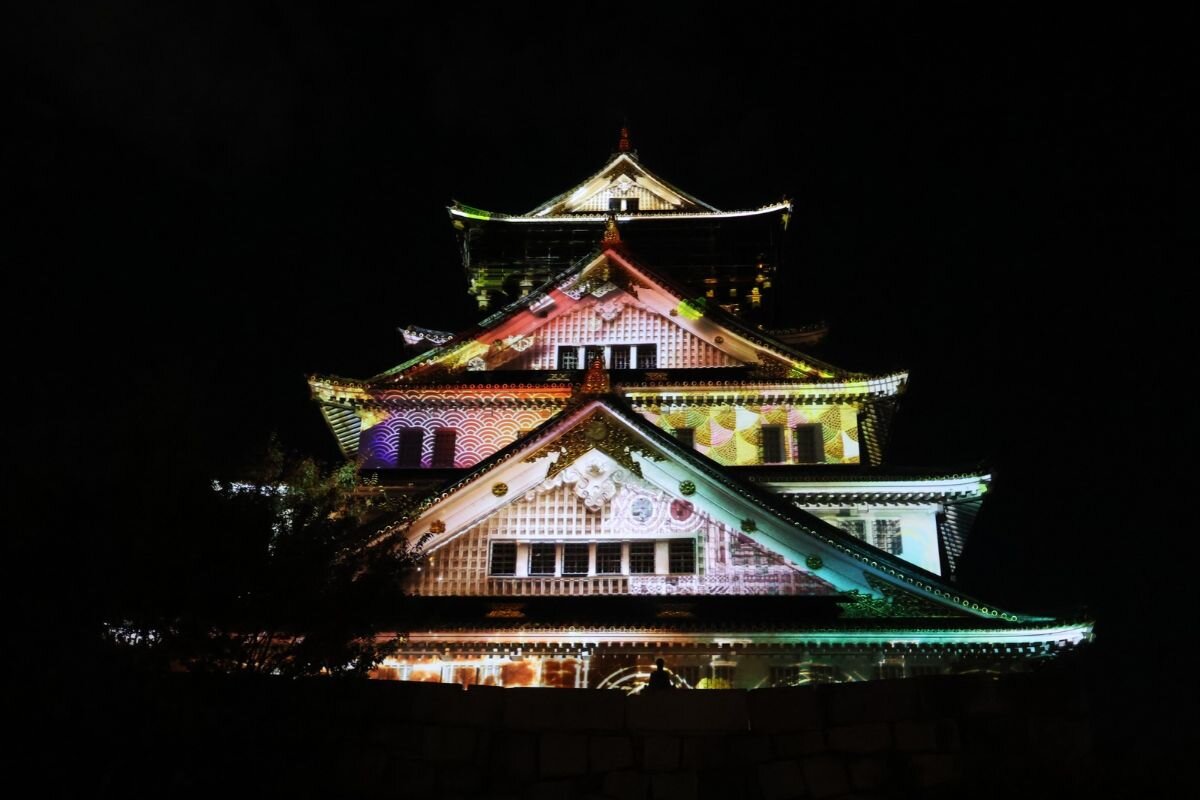 大阪城に投影されたプロジェクションマッピング（2026年10月14日、大阪市中央区）