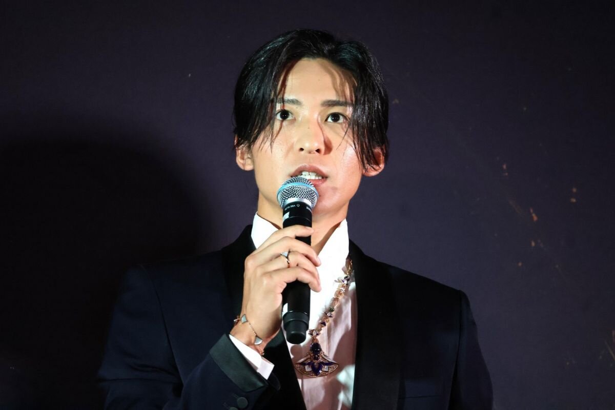 点灯式の感想を話す目黒蓮さん（2026年10月14日、大阪市中央区）