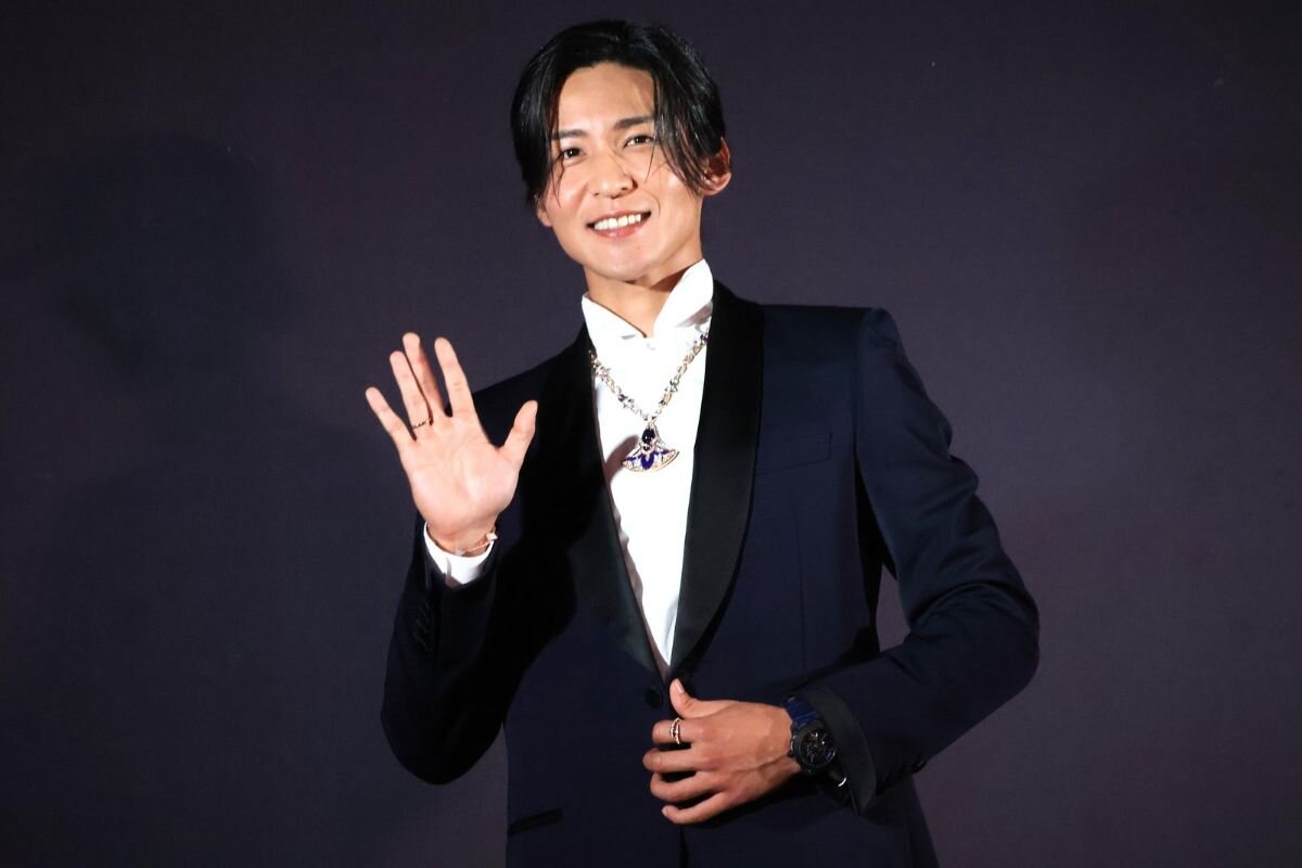 笑顔で手を振る目黒蓮さん（2026年10月14日、大阪市中央区）