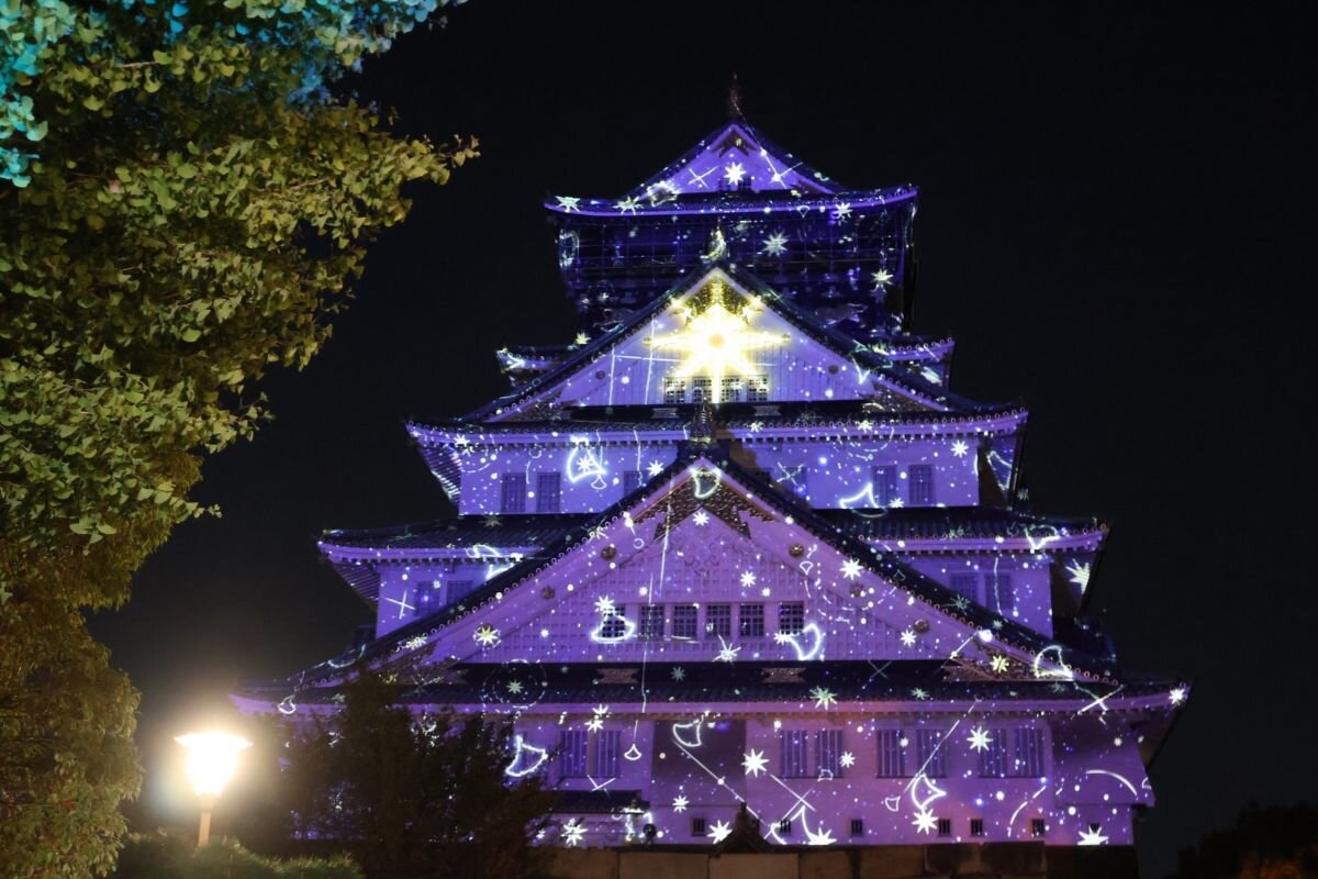 大阪城に投影されたプロジェクションマッピング（2026年10月14日、大阪市中央区）