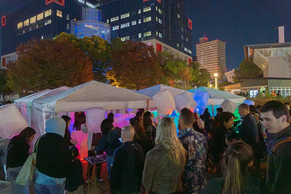 スカイランタンのイベントのため、カンテレ社屋に隣接する扇町公園に集まる多くの参加者