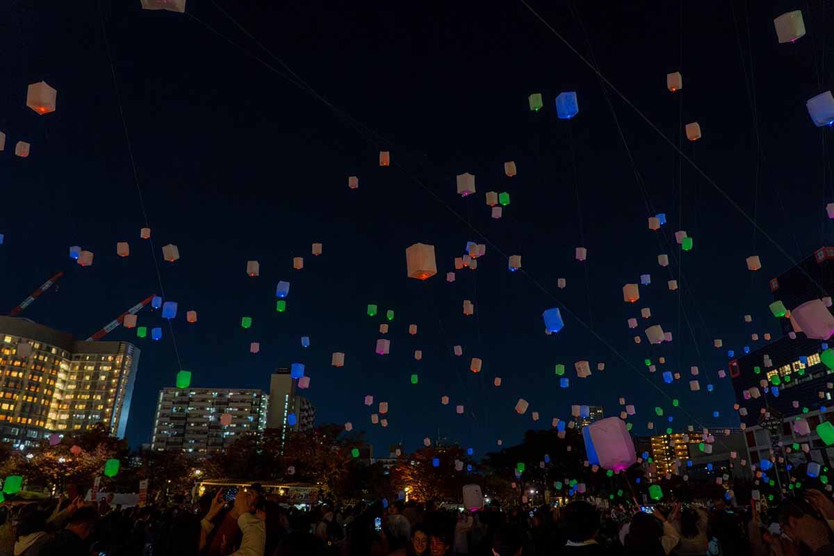 夜空に舞い上がるスカイランタン