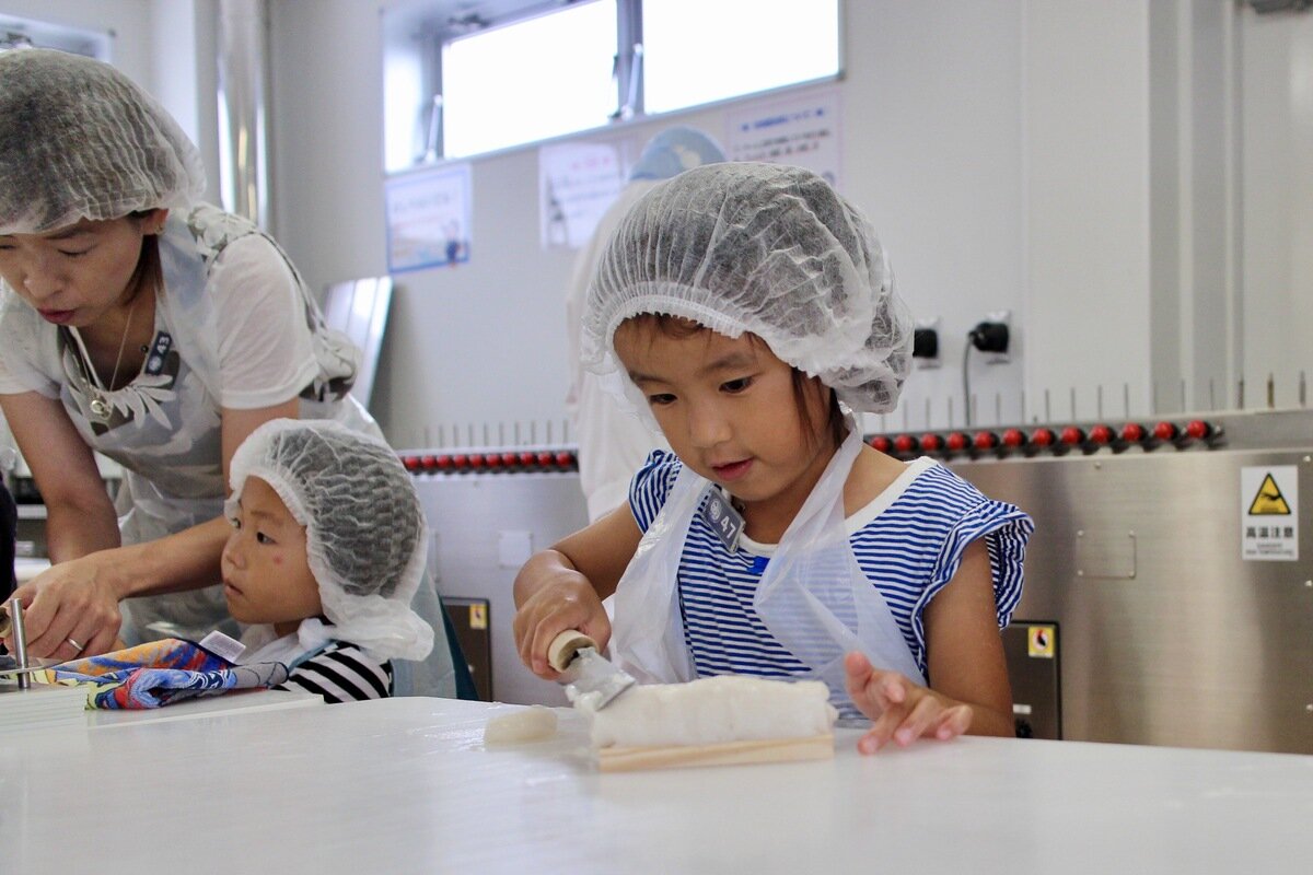 子どもたちも楽しめるかまぼこ作り体験も開催される
