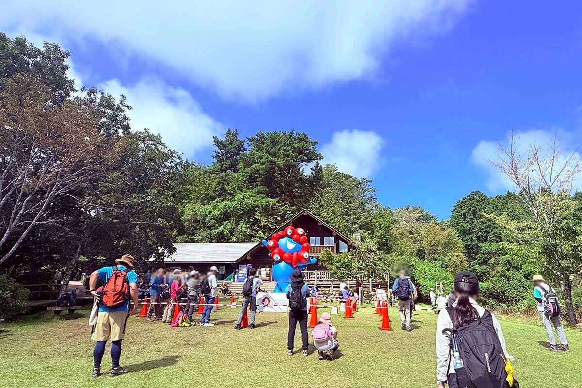 ミャクミャクモニュメントをめがけて金剛山を登ってきた登山者（2026年9月、ちはや園地）