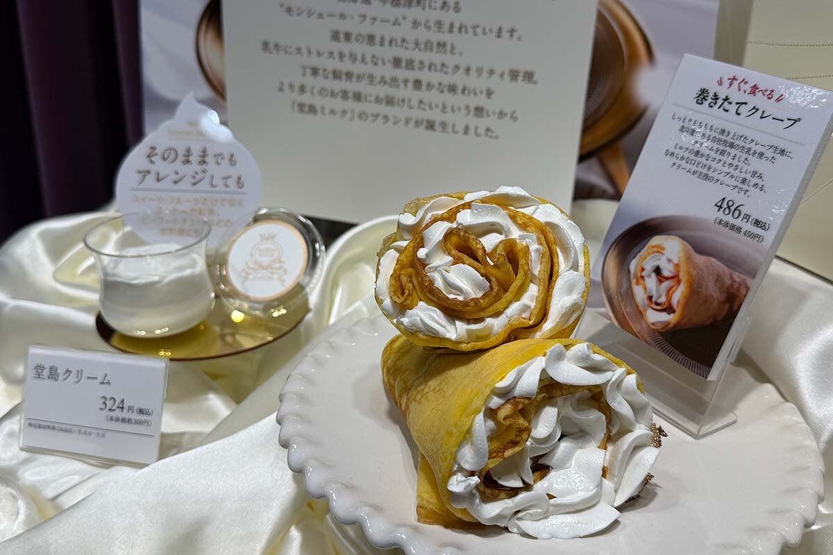 しぼりたての生クリームを包んでその場でいただく「巻き立てクレープ」（486円）　（2026年10月、あべのハルカス近鉄本店） 