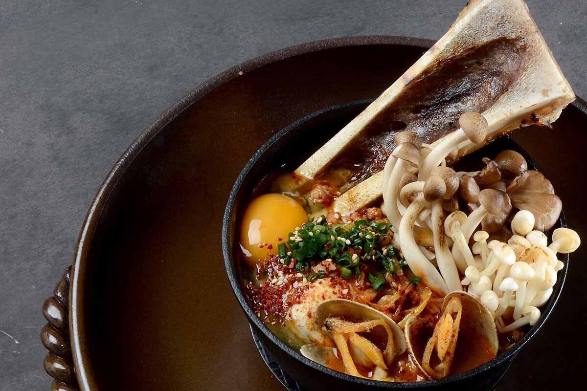 自家製の豆板醤とお味噌をベースにした「名物和牛モアルスンドゥブ」（2,310円）