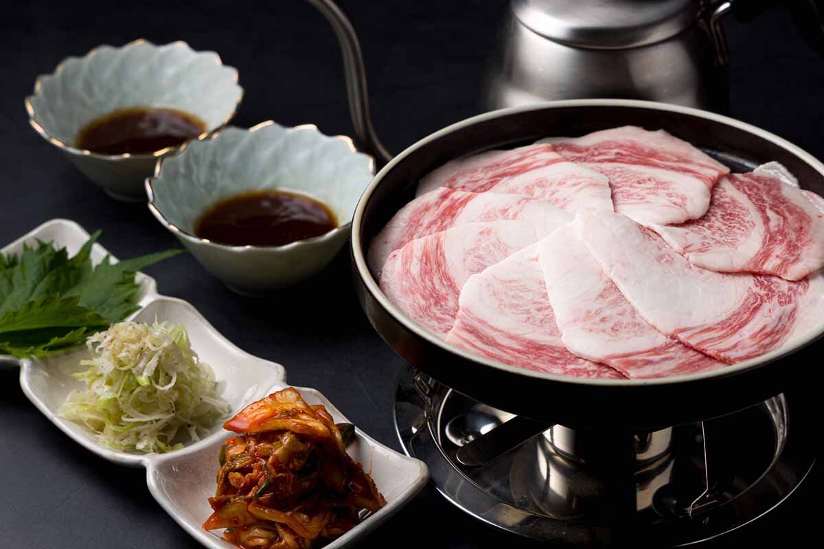 夜はしゃぶしゃぶスタイルでいただく「特選和牛の和韓チャドルバギ」（2,365円）などアラカルトもあり