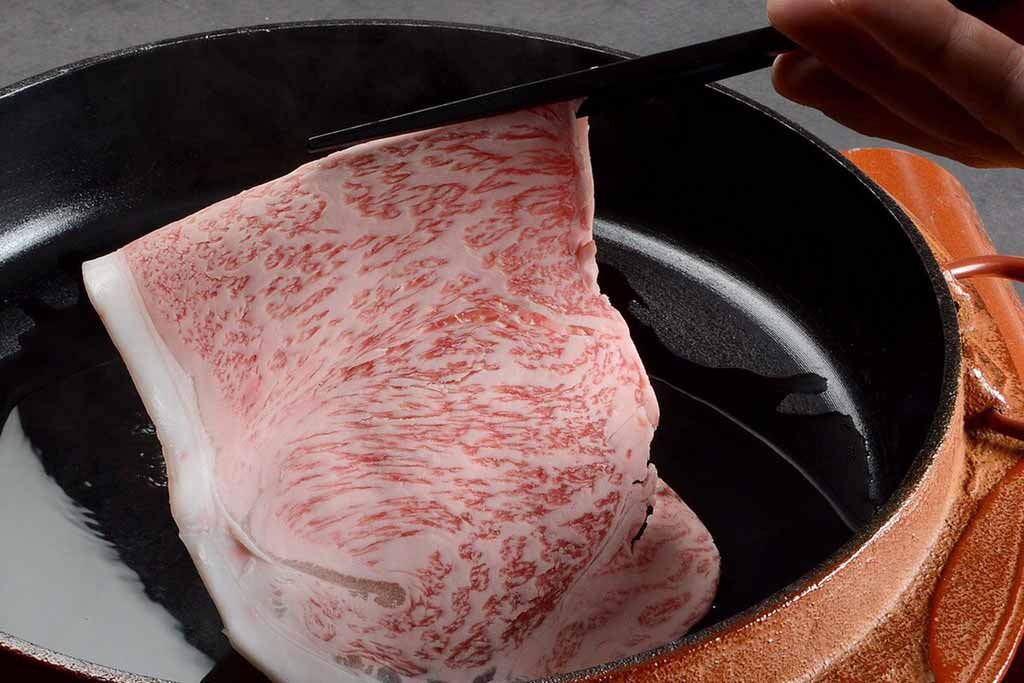 鉄鍋でさっと火を通す「和韓プルコギ」（5,995円〜）