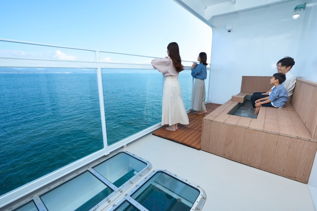 床がガラス張りになった開放的な「足湯＆Seaスルーデッキ」
