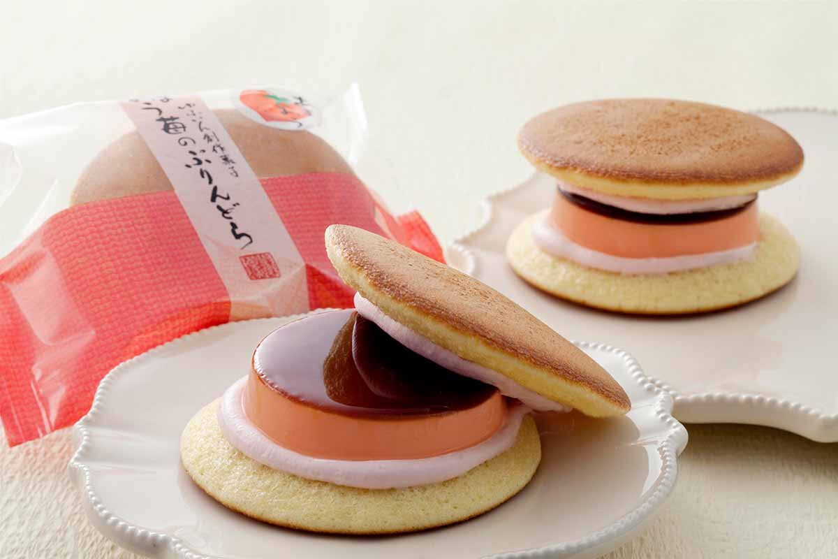 ぷるぷるの特製プリンが丸ごと1個挟まれた「お菓子の菊家」のどら焼き