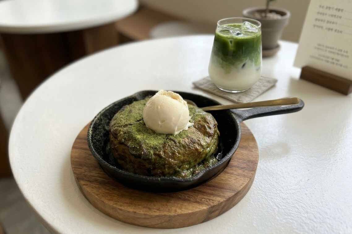 朝食から注文できる抹茶ベーグルのフレンチトースト