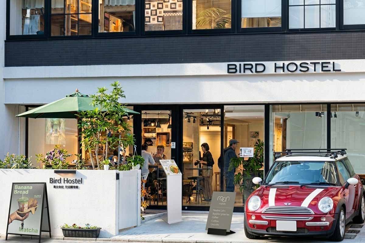 ガラス張りで開放感のある店舗外観