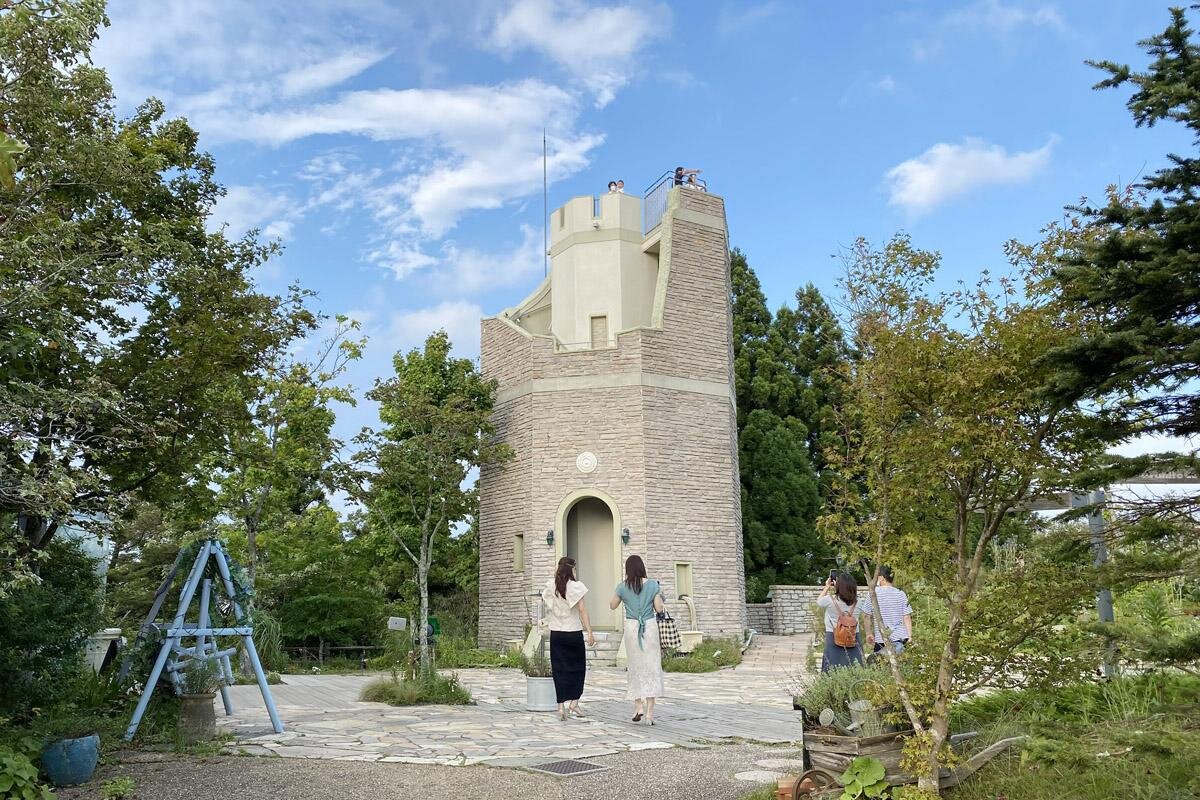 「見晴らしの塔」からはパノラマの景色が楽しめます／「六甲ガーデンテラス」（神戸市灘区）