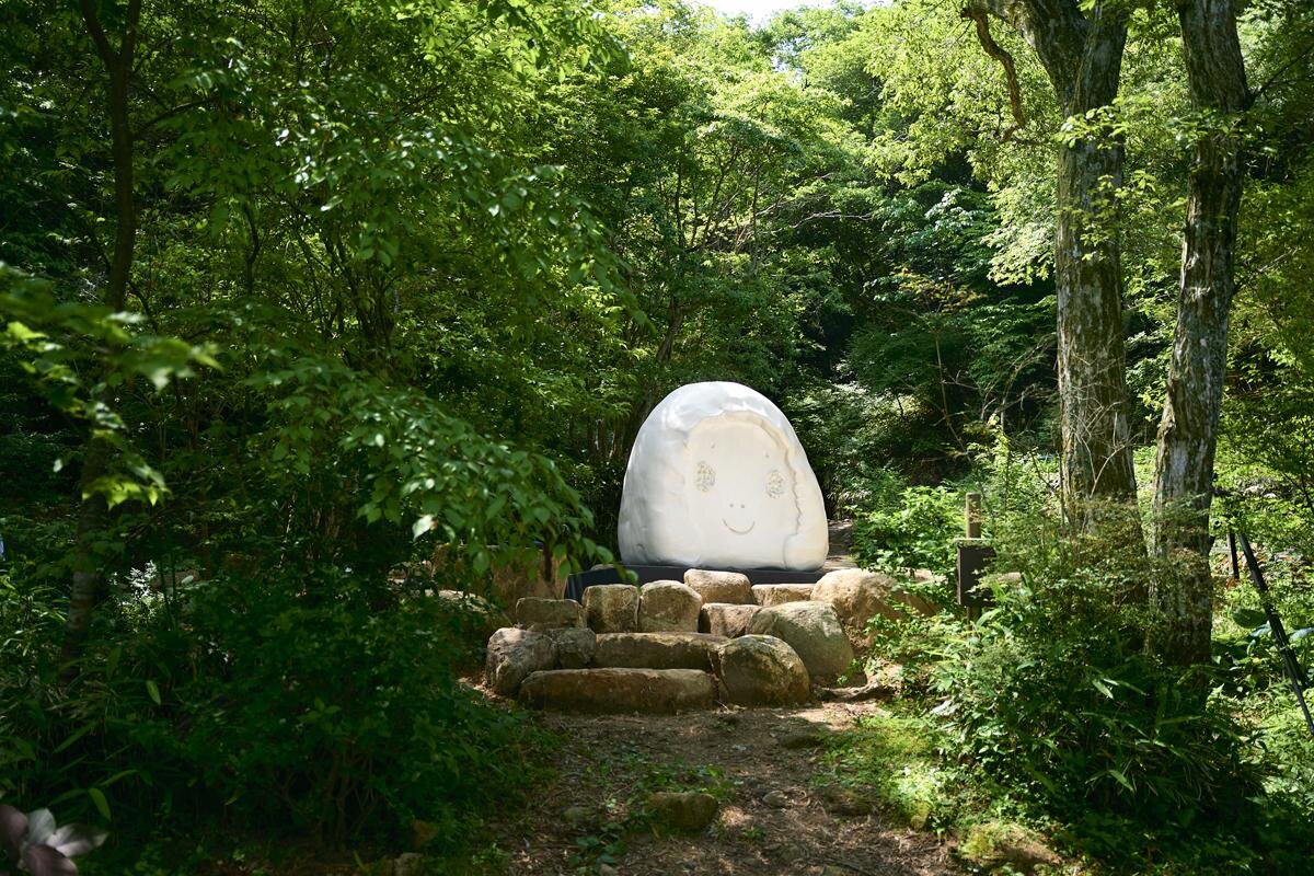 奈良美智《Peace Head》Artwork: © Yoshitomo Nara／「ROKKO 森の音ミュージアム」（神戸市灘区）