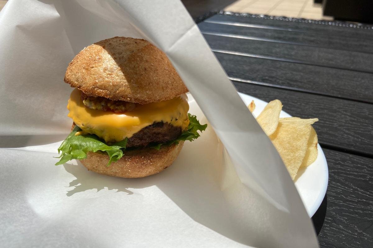 人気のチーズバーガー（1,400円）／「653cafe」（神戸市灘区）