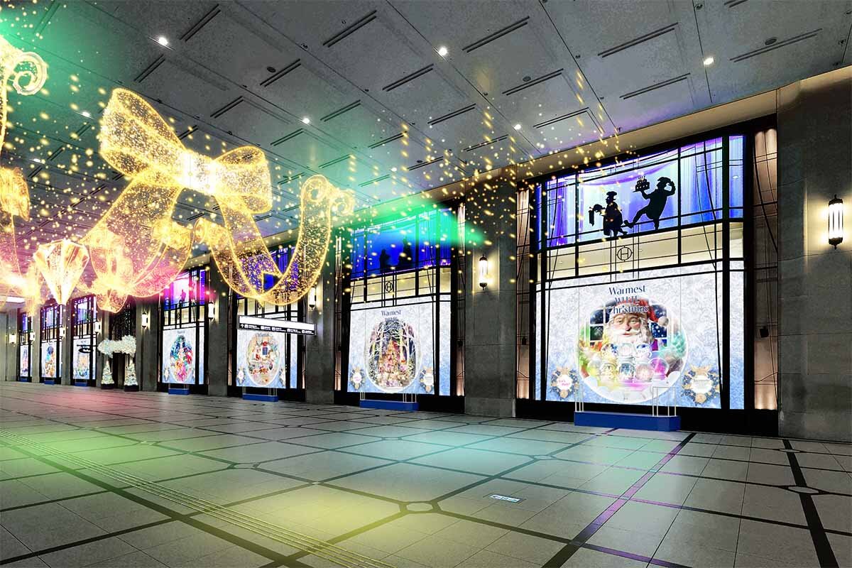 巨大なスノードームがあるコンコースウィンドーに隠れたサンタクロースの仕掛けにも注目　※ディスプレイイメージ