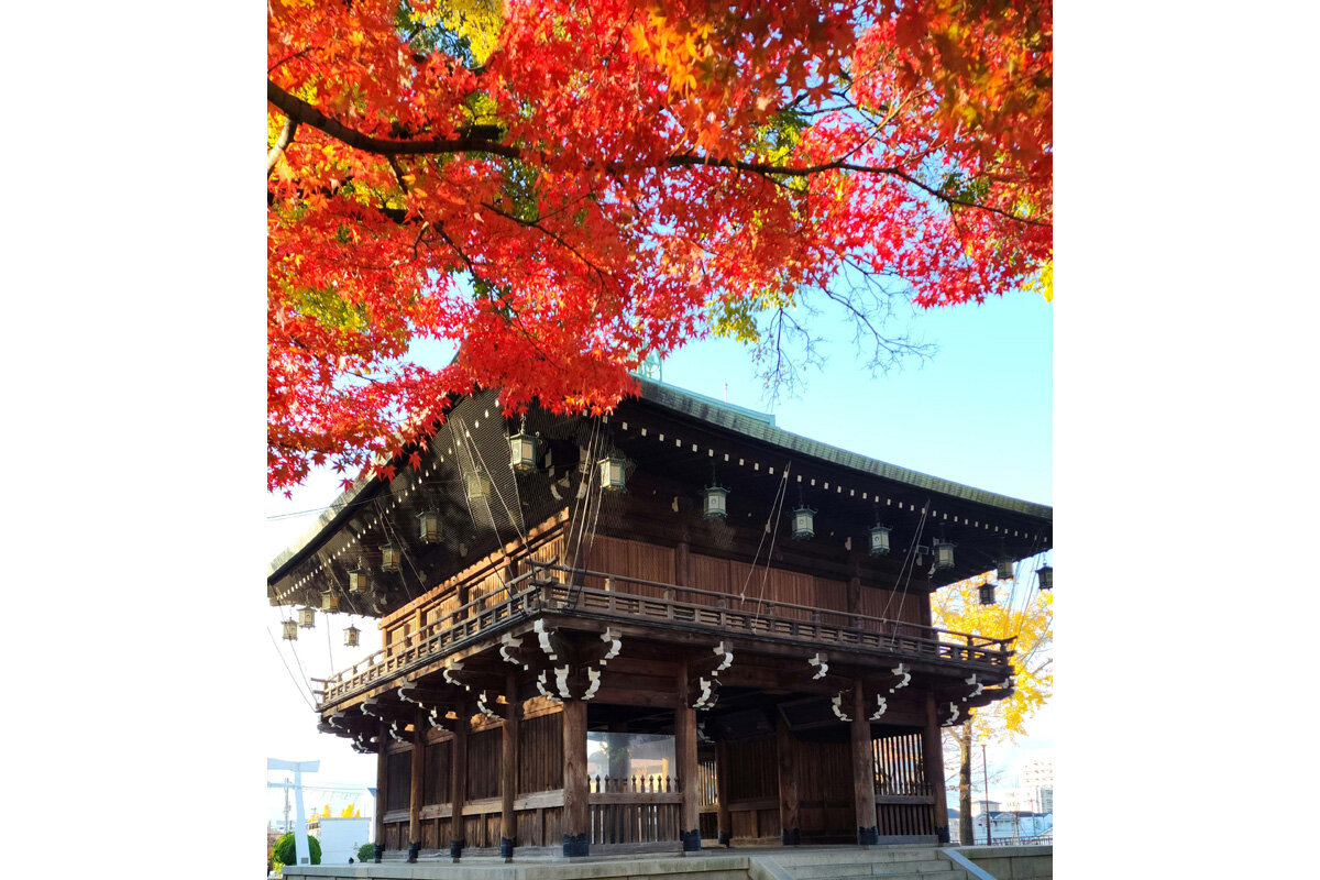 国登録有形文化財の「絵馬殿」と紅葉／「石切劔箭神社」（東大阪市東石切町）